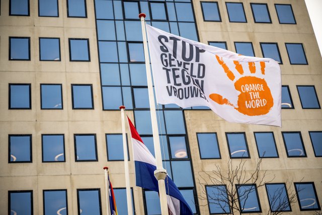 Vlag Orange The World bij het gemeentehuis