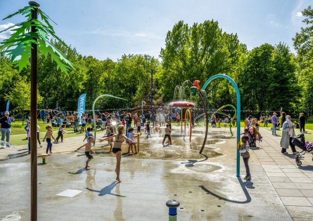 Spelende kinderen bij de heropening van speeltuin De Watervallei in 2023