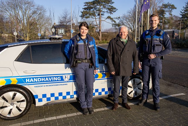 Wethouder Eric Faassen met handhavers op de foto