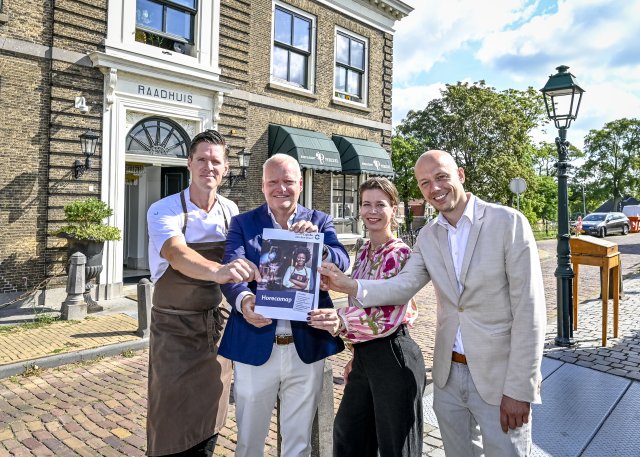 Horecaondernemers van Perceel: Jos en Sharon ontvangen de horecamap van wethouder Eric Faassen (foto van Jan Kok)