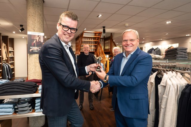 Wethouder Eric Faassen overhandigt Wilfred Nederlof een beeld in het kader van 'De IJzeren Generaties van Capelle' (foto van Hans Tak)
