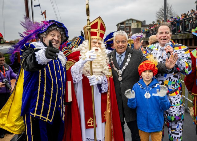 Sinterklaas is weer in Capelle. Met burgemeester Joost Manusama en kinderburgemeester Manuel