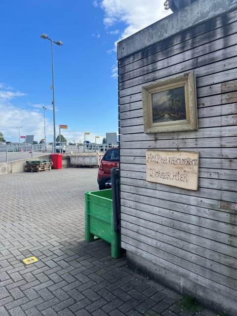 afvalbrengstation met bord