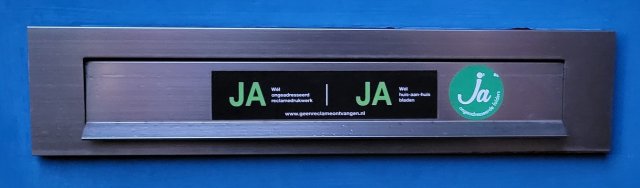 Een brievenbus met een Ja-Ja-sticker voor reclamefolders en huis-aan-huisbladen en een Ja-sticker