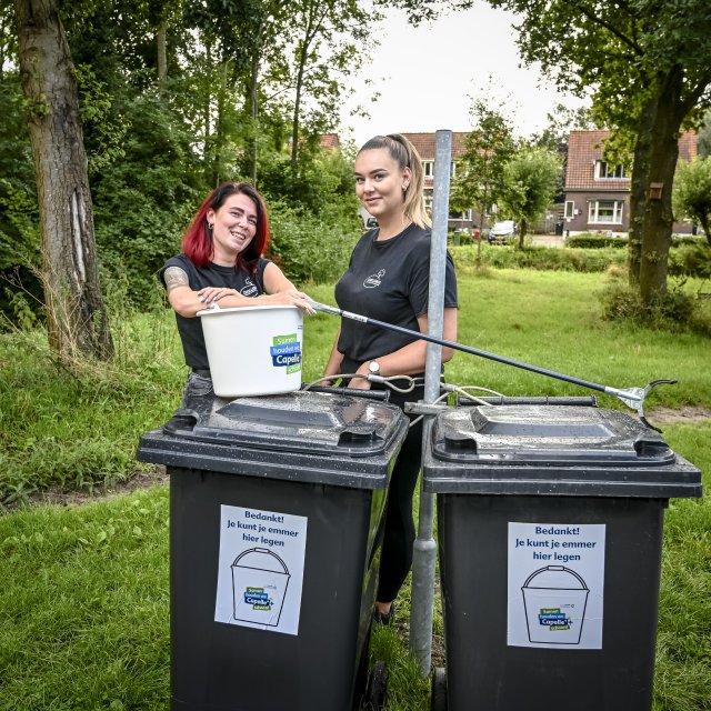 Personeel van het Pannenkoekenhuis poseert bij de containers