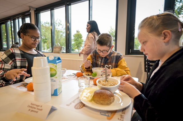 Leerlingen van groep 7 van KBS Pieter Bas aan tafel tijdens het Burgemeestersontbijt