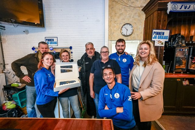 Wethouder Harriet Westerdijk in de katine van SVS met een aantal vrijwilligers