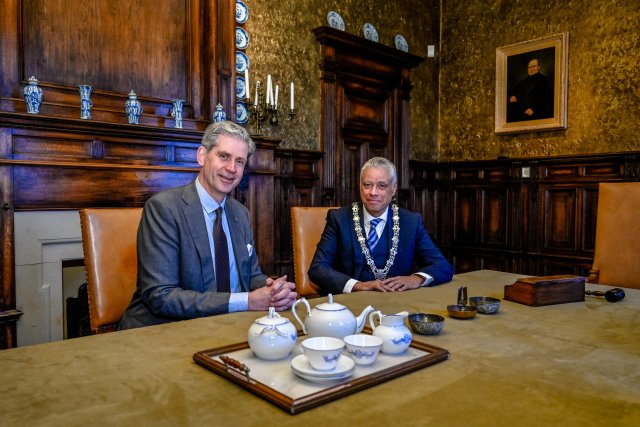 Commissaris van de Koning Wouter Kolff en burgemeester Joost Manusama (foto van Jan Kok)