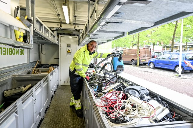 Spullen worden ingenomen door medewerker bij De Milieukraam