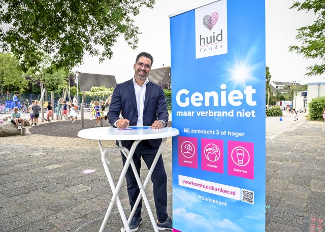 Wethouder Marc Wilson tekent Zonvenant.