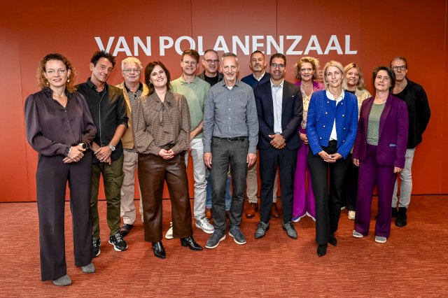 Wethouder Marc Wilson en bestuurders van o.a. Havensteder en een aantal zorginstellingen