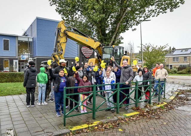 Bewoners Wiekslag staan rond de bouwkraan klaar voor de werkzaamheden