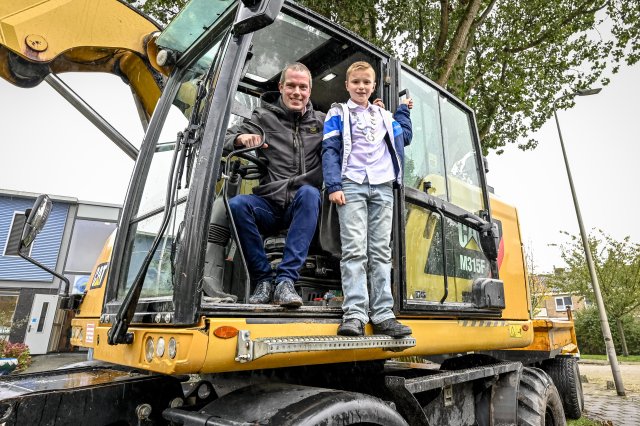 Wethouder Sjoerd en kinderburgemeester Thijs op de bouwkraan bij start werkzaamheden