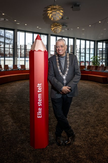 Burgemeester Joost Manusama met rode stempotlood waarop 'Elke stem telt' staat (foto van Jan Kok)