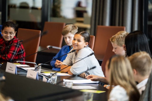 Het Capelse Kindercollege tijdens de eindpresentatie in de raadzaal.