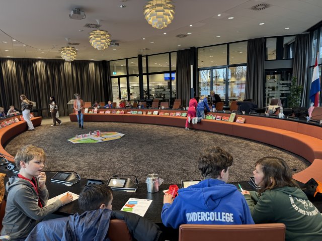 Basisschoolleerlingen spelen het spel Democracity in de raadzaal van Capelle aan den IJssel.