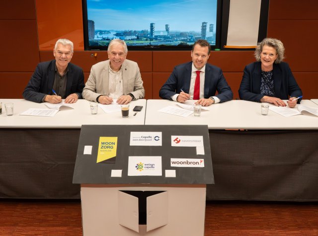 Op de foto van links naar rechts: Hans Roskam van Welzijn Capelle, René van Hemert, wethouder van Capelle, Bram Zieck van Woonzorg Nederland en Christa Uithol van Havensteder. Zij ondertekenden de overeenkomst tegen huisuitzetting. Dat deed Arthur Oerlemans eerder al namens Woonbron. Hij kon niet bij dit tekenmoment zijn. Foto: Hans Tak.  