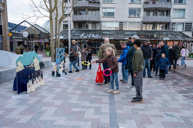 Kinderen spellen spelletjes bij de opening van het Stadsplein