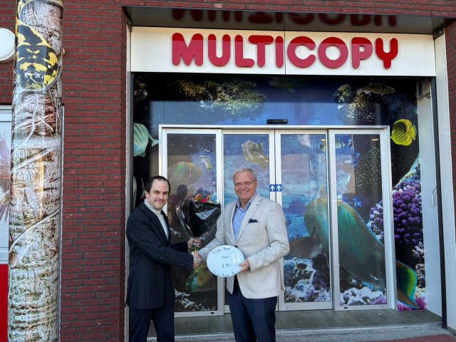 Poura Taghavi van Multicopy met wethouder Eric Faassen