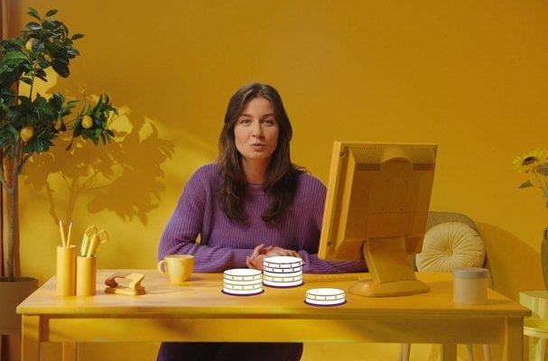 Still uit filmpje Check. Pas aan. En door. van Dienst Toeslagen. Een vrouw zit achter de computer om aanpassingen door te geven. 