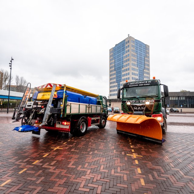 strooiwagens staan bij het gemeentehuis