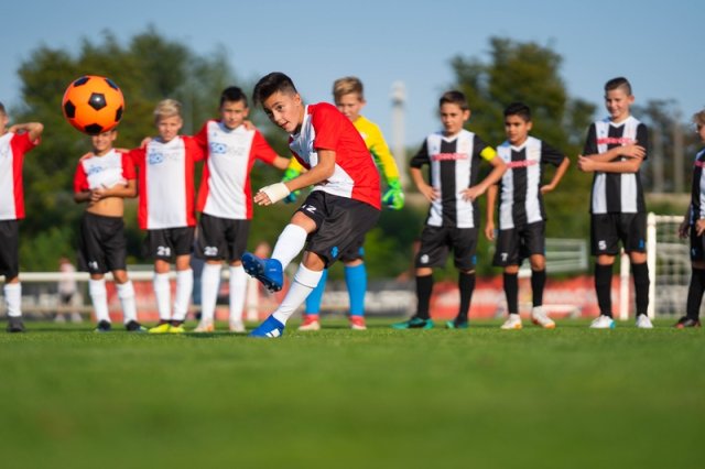 Jongens zijn aan het voetballen