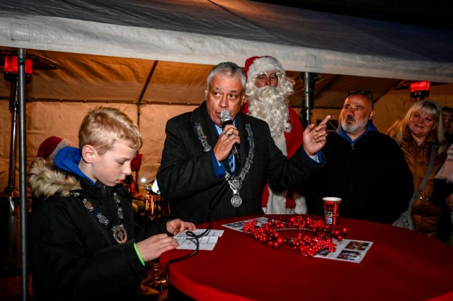 Bburgemeester Joost Manusama houdt toespraak bij Capelse kerstboom
