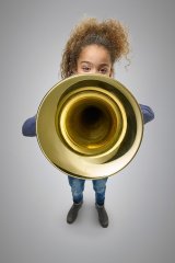 Meisje speelt trompet