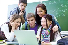 Leerlingen achter een laptop