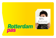 Rotterdampas met pasfoto van iemand die een bord vast houdt met "Veel plezier"