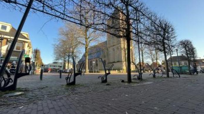 Kerk centrum Dalfsen in het zonlicht van voren bekeken.