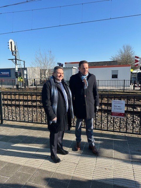 Foto van Staatssecretaris Chris Jansen van Infrastructuur en Waterstaat en burgemeester van Kessel op station Maarheeze