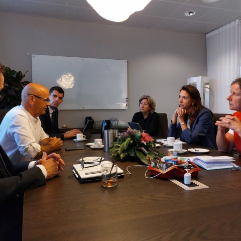 Burgemeester Roland van Kessel en wethouder Hennie Driessen in gesprek met minister Marjolein Faber met ambtenaren.