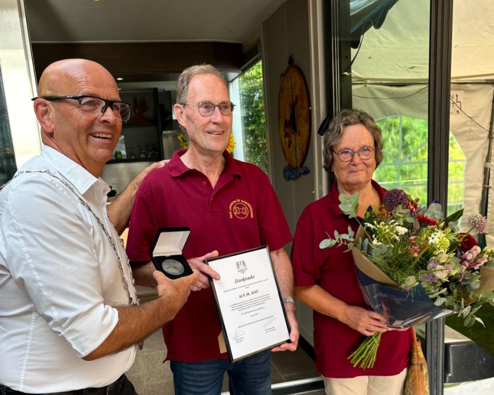 Loco burgemeester Hennie Driessen reikt de vrijwilligerspenning van de gemeente Cranendonck uit aan dhr. Harrie Ras