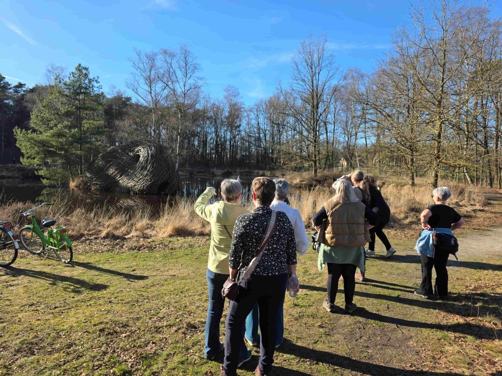 Wandelende mensen in de natuur rondom Cranendonck