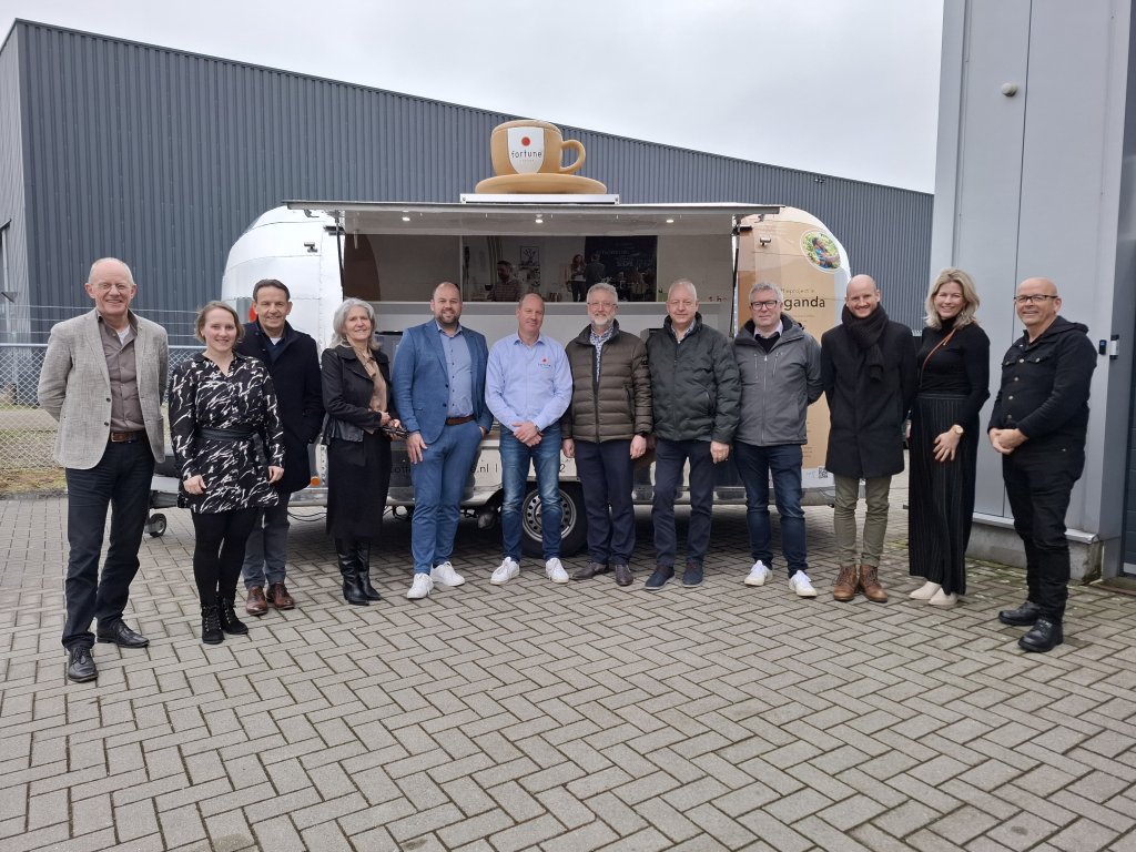 Groepsfoto van de deelnemers aan het bezoek aan Fortune Coffee