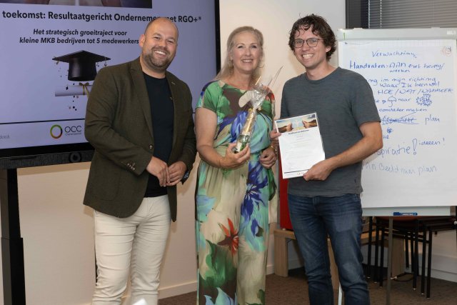 Foto van twee deelnemers en wethouder met een certificaat