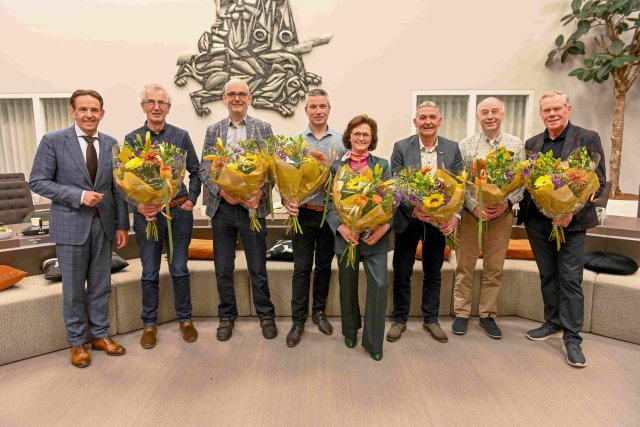 Foto van de afscheidnemende raadsleden