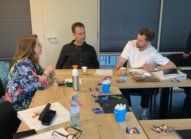 Deelnemers aan een tafel in gesprek