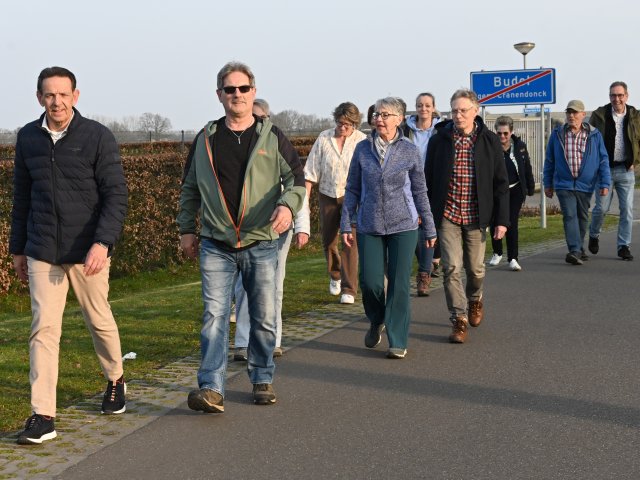 Groep wandelende mensen 