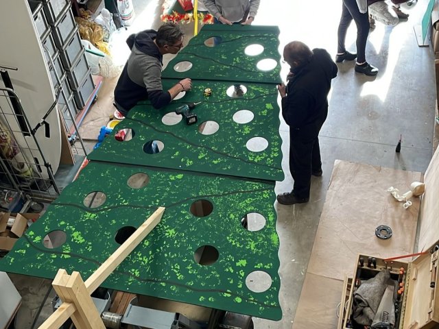 Bouw van een onderdeel van een carnavalswagen