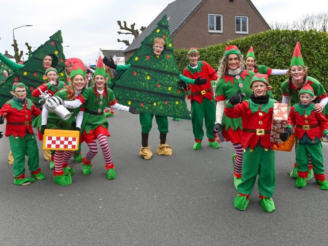Kinderen en volwassenen lopen de carnavalsoptocht