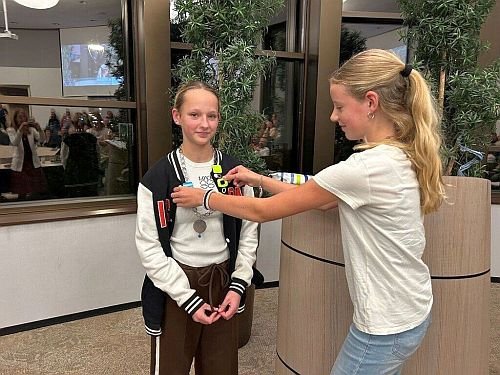Installatie kinderburgemeester: oud-kinderburgemeester Lela Dijsselhof hangt Milou de ambtsketen om.