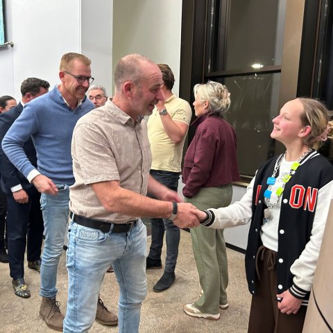Kinderburgemeester Milou Groen wordt gefeliciteerd door alle raadsleden.