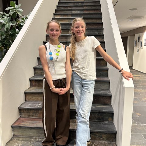 Kinderburgemeester Milou Groen met oud-kinderburgemeester Lela Dijsselhof.