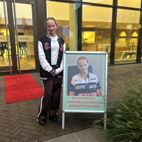 Kinderburgemeester Milou Groen bij haar welkomstbord.
