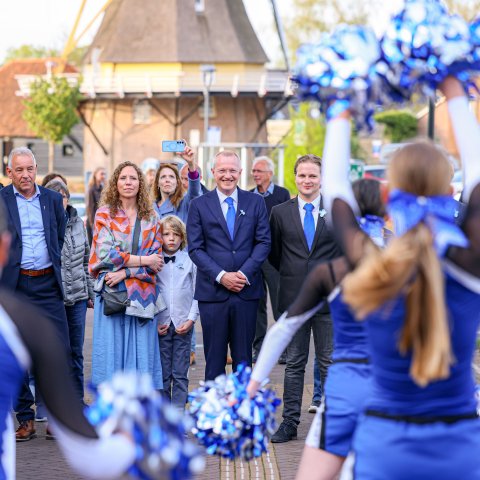 Michael Sijbom kijkt met zijn familie naar het optreden van demoteam Cheerdance van ASC Gym & Dance uit Dalfsen.