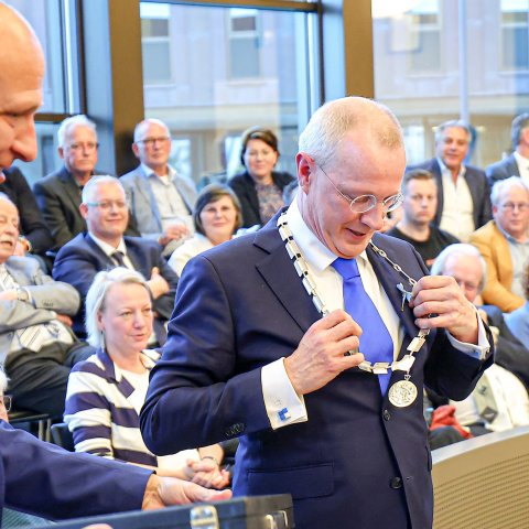 Locoburgemeester André Schuurman had de eer de ambtsketen te overhandigen aan Michael Sijbom.