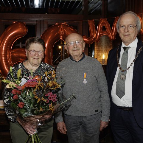 Afbeelding mevrouw en mijnheer Groote Bromhaar met burgemeester gemeente Dalfsen