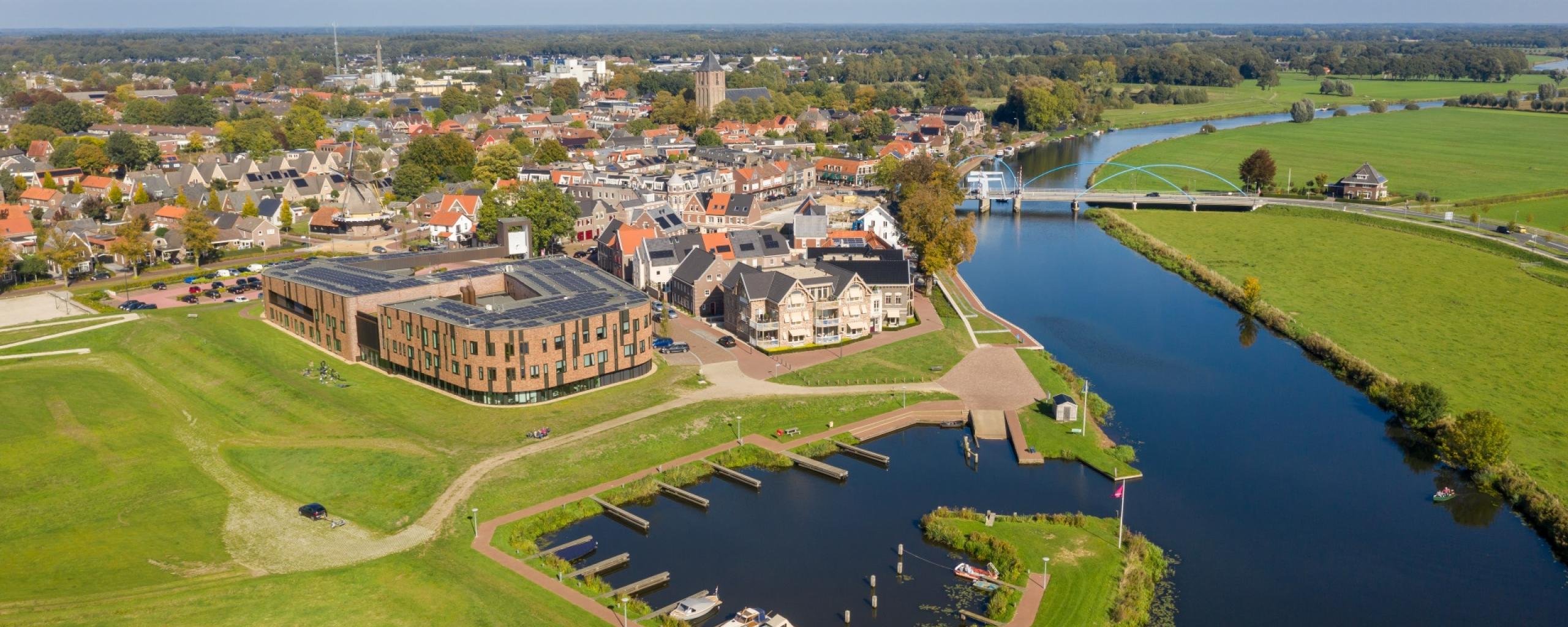 Luchtfoto Dalfsen, gemeentehuis, brug en Vecht